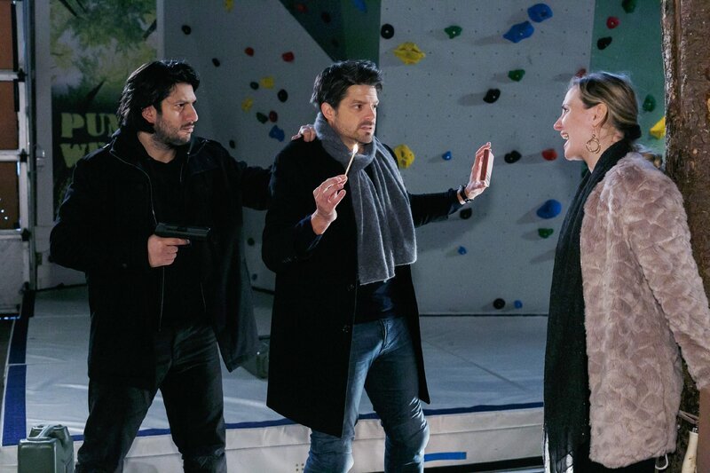 Maximilian (Franciso Medina, l.) versucht Vincent (Daniel Buder) zu überwältigen und Isabelle (Ania Niedieck) zu befreien … – Bild: RTL /​ Kai Schulz