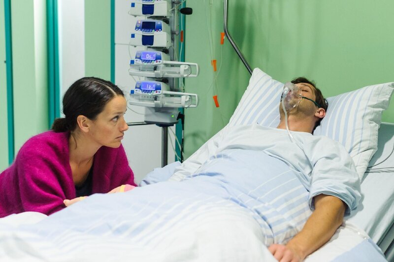 Deniz’ (Igor Dolgatschew) Zustand ist weiterhin kritisch, doch Jenny (Kaja Schmidt-Tychsen) gibt die Hoffnung nicht auf, dass der Mann, den sie liebt, aufwachen wird. – Bild: RTL /​ Julia Feldhagen