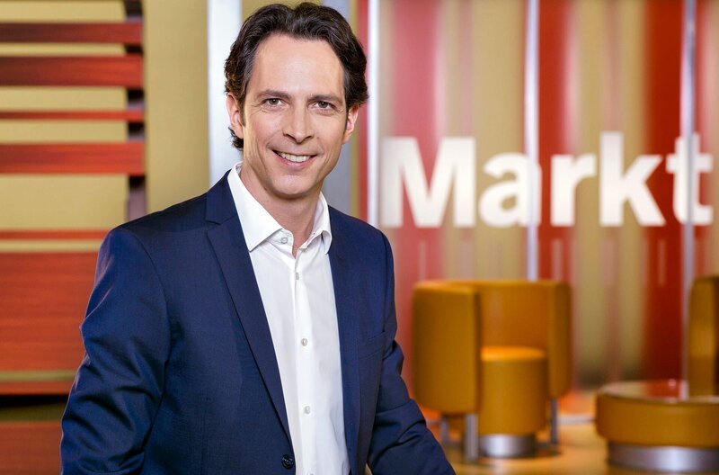 Jo Hiller - Moderator. – Bild: NDR/Christian Spielmann / NDR Presse und Information Jo Hiller - Moderator. – Bild: NDR/Christian Spielmann / NDR Presse und Information