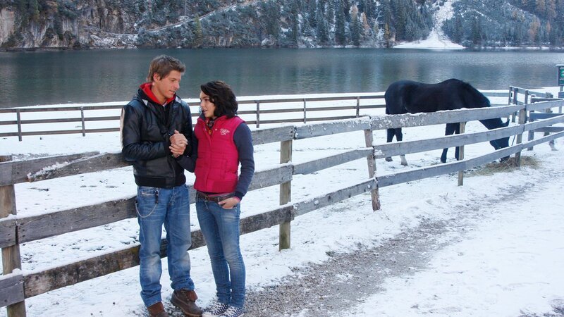 Pietros Neffe Giorgio (Gabriele Rossi) und seine Freundin, Roccias Tochter Chiara (Claudia Gaffuri), haben eine schwere Krise gemeinsam gemeistert. – Bild: Lux Vide s.p.a/​Beta Film GmbH