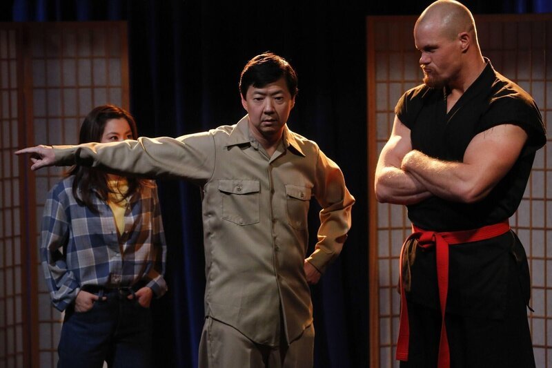 Chang (Ken Jeong, M.) hat große Schauspielträume, als er für eine Schulproduktion von „Karate Kid“ vorspricht. Doch Annie könnte ihm da die Show stellen … – Bild: Sony Pictures Television Inc. and Open 4 Business Productions LLC.