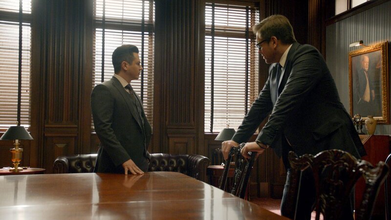 Benny Colón (Freddy Rodríguez, l.); Dr. Jason Bull (Michael Weatherly, r.) – Bild: 2018 CBS Broadcasting, Inc. All Rights Reserved. Lizenzbild frei