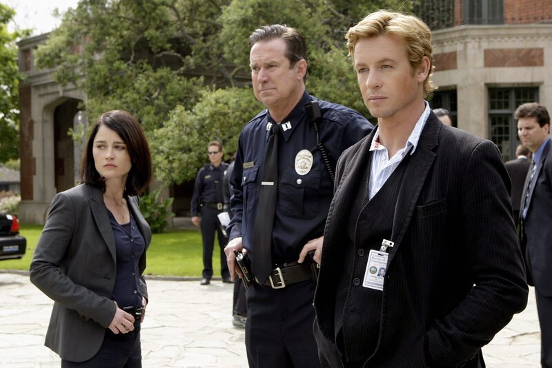 Hoffen, am Tatort Hinweise zu finden: Teresa Lisbon (Robin Tunney, l.), LAPD Captain (D. David Morin, M.) und Patrick Jane (Simon Baker, r.) … – Bild: Warner Bros. Television