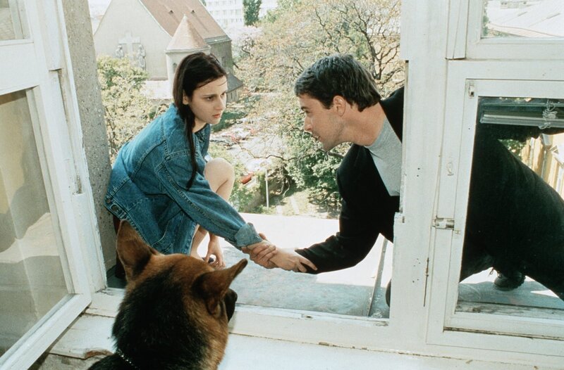 Kommissar Brandtner lässt sich als Häftling getarnt ins Gefängnis einschleusen, um an den Bombenbauer und Erpresser Zach heranzukommen. Zach hat in einer Wohnhausanlage eine Bombe versteckt, die jederzeit losgehen kann. Brandtner inszeniert einen Ausbruch, damit ihn Zach zu Bombe führt. Ein Wettlauf mit der Zeit beginnt. – Bild: AXN Crime