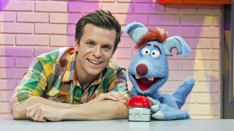 Benedikt Weber (li.) und Woozle sind ein ungleiches Gespann – gemeinsam suchen sie Antworten auf alltägliche Fragen: Wie ist der Mond entstanden? Was ist eigentlich Zeit? Und wie kann man sie überlisten? Während Benedikt sich um wissenschaftlich fundierte Antworten bemüht, ist sein Freund Woozle für kreative Antworten zuständig. – Bild: SUPER RTL/​Annette Etges