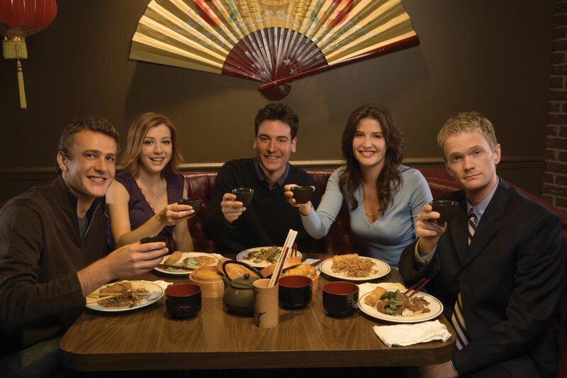 (1. Staffel) – Rückblick in die wilden Jahre von Ted (Josh Radnor, M.), Marshall (Jason Segel, l.), Barney (Neil Patrick Harris, r.), Lily (Alyson Hannigan, 2.v.l.) und Robin (Cobie Smulders, 2.v.r.) … – Bild: CBS BROADCASTING INC.