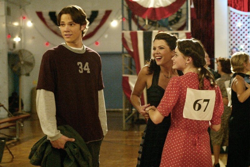 Eigentlich wollte Dean (Jared Padalecki, l.) Lorelai (Lauren Graham, M.) und Rory (Alexis Bledel, r.) anfeuern, damit sie Kirk beim Tanzmarathon vom Thron vertreiben können, doch dann kommt alles ganz anders … – Bild: Warner Bros.