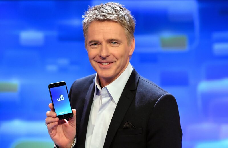 Moderator Jörg Pilawa zeigt Quiz-App. – Bild: ARD/​Uwe Ernst /​ ARD-Programmdirektion