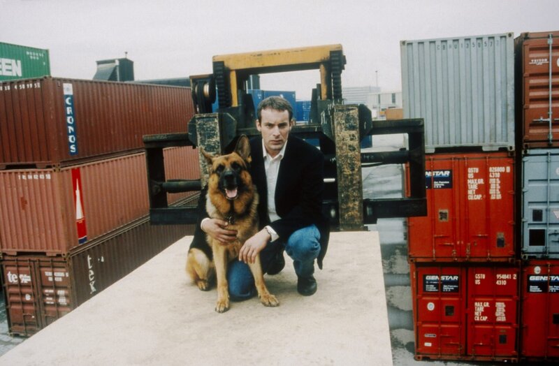 Kommissar Brandtner lässt sich als Häftling getarnt ins Gefängnis einschleusen, um an den Bombenbauer und Erpresser Zach heranzukommen. Zach hat in einer Wohnhausanlage eine Bombe versteckt, die jederzeit losgehen kann. Brandtner inszeniert einen Ausbruch, damit ihn Zach zu Bombe führt. Ein Wettlauf mit der Zeit beginnt. – Bild: AXN Crime