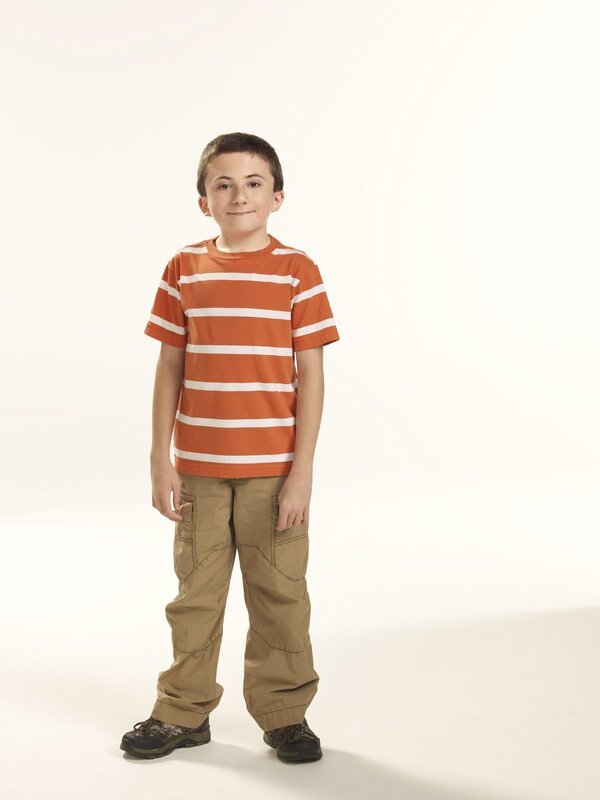 (3. Staffel) – Mit anderen Menschen hat es Brick (Atticus Shaffer) nicht so wirklich, dafür mag er Bücher umso mehr … – Bild: Warner Brothers Lizenzbild frei