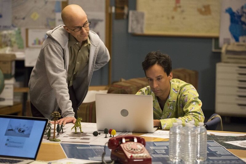 Während Abed (Danny Pudi, r.) damit beschäftigt ist, eine Schmutzkampagne gegen das Greendale College mit einem Schmutzvideo seinerseits zu bekämpfen, verliert sich Dean Pelton in SMS-Gesprächen mit Jeff. – Bild: Sony Pictures Television Inc. and Open 4 Business Productions LLC