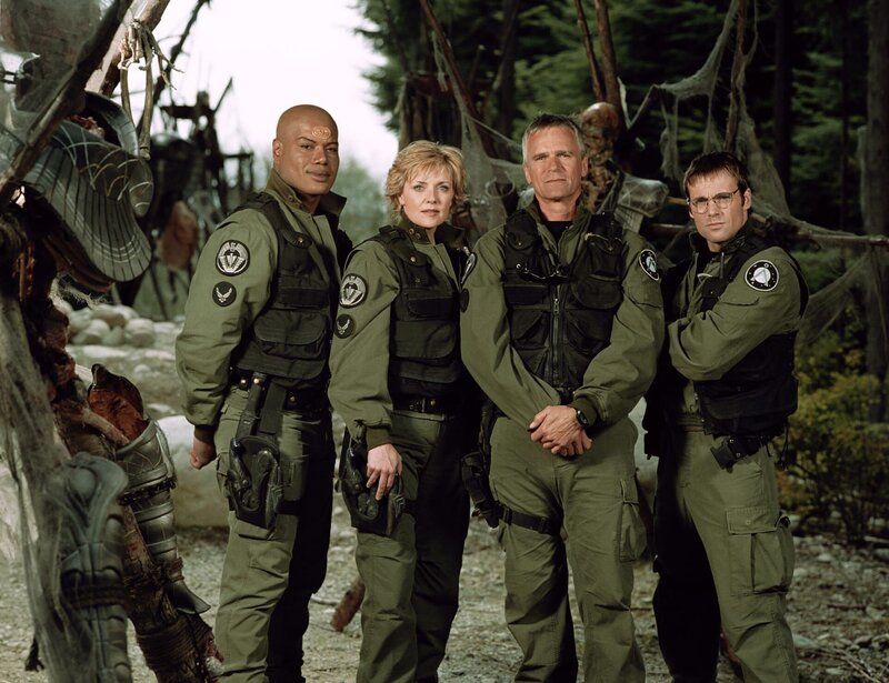L-R: Teal’c (Christopher Judge), Major Samantha Carter (Amanda Tapping), Colonel Jack O’Neill (Richard Dean Anderson) und Dr. Daniel Jackson (Michael Shanks) – Bild: AXN Sci-fi