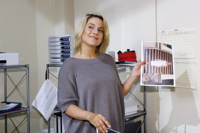 In ihrer Wut auf Katja schreddert Anna (Jeanette Biedermann) aus Versehen wichtige Präsentations-Unterlagen. – Bild: SAT.1 /​ Claudius Pflug