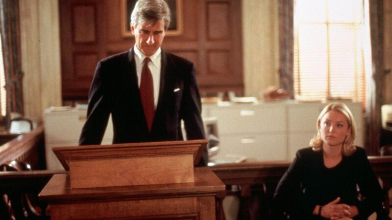 Die Staatsanwälte McCoy (Sam Waterston) und Southerlyn (Elisabeth Röhm) haben herausgefunden, dass das Opfer und ihr Mann in Scheidung lebten. Ein Motiv für den Mord? – Bild: RTL