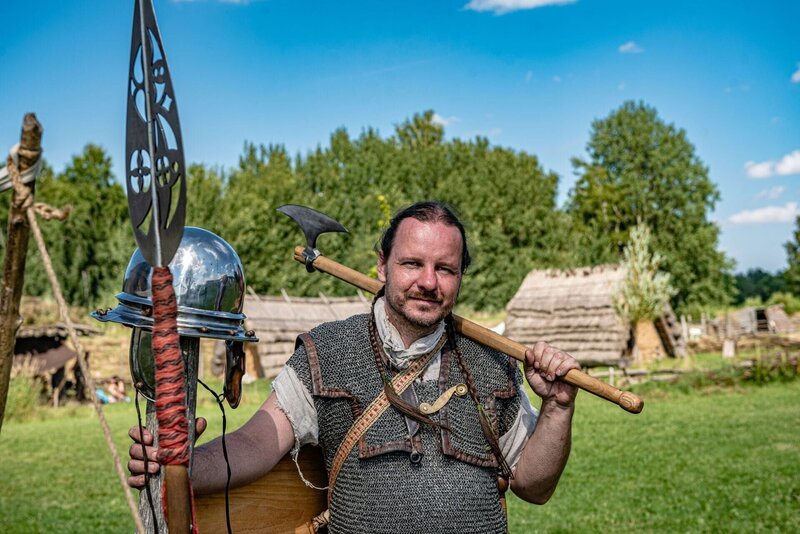 Ressourcenknappheit zwingt die Kelten, ihre Gebiete zu verlassen. Eine neue keltische Generation beginnt, römische und griechische Siedlungen zu überfallen. – Bild: THE HISTORY CHANNEL /​ ZDF und 2022 BIG MEDIA Holding /​ JaromÃŒr Zajda ZajÃŒ ek./​2022 BIG MEDIA Holding /​ JaromÌ, 2022 BIG MEDIA Holding /​ JaromÌ/​2022 BIG MEDIA Holding /​ JaromÃŒ; 2022 BIG MEDIA Holding /​ JaromÃŒr Zajda ZajÃŒ ek