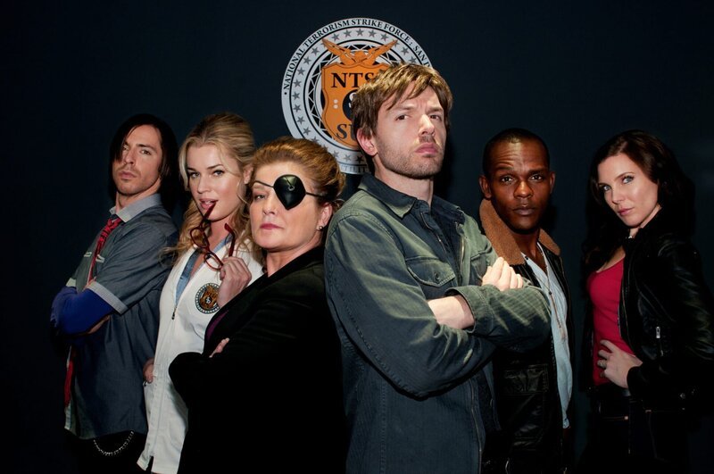 v.l.n.r.: Sam Stern (Martin Starr), Jessie Nichols (Rebecca Romijn), Kove (Kate Mulgrew), Trent Hauser (Paul Scheer), Alphonse Inuit (Brandon Johnson) und Piper Ferguson (June Diane Raphael). – Bild: Turner v.l.n.r.: Sam Stern (Martin Starr), Jessie Nichols (Rebecca Romijn), Kove (Kate Mulgrew), Trent Hauser (Paul Scheer), Alphonse Inuit (Brandon Johnson) und Piper Ferguson (June Diane Raphael). – Bild: Turner