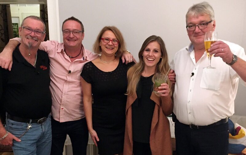 V.l.: Michael, Dirk, Gastgeberin Anna Katharina, Laura und Robert – Bild: MG RTL D /​ ITV Studios