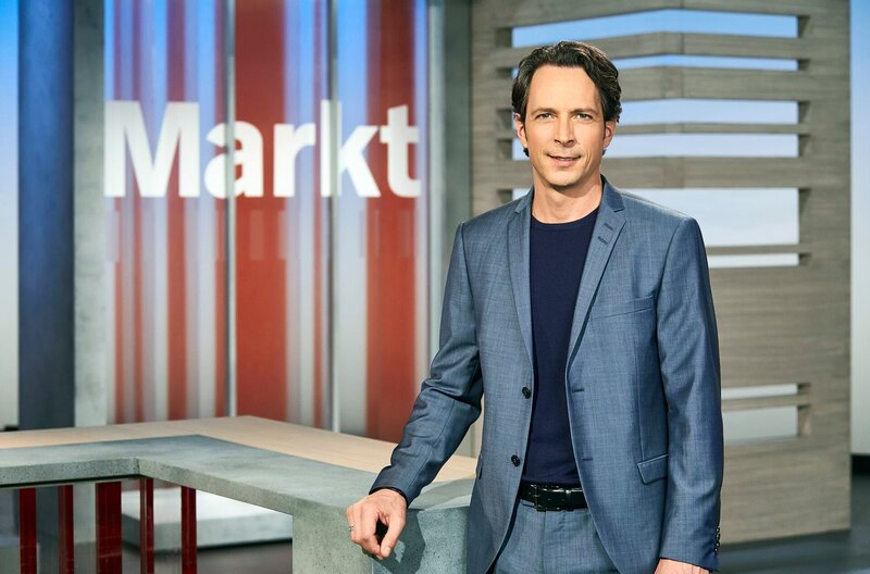Jo Hiller – Markt. Jo Hiller moderiert die Sendung ‚Markt‘ im NDR Fernsehen. – Bild: NDR/​Hendrik Lüders /​ NDR Presse und Information