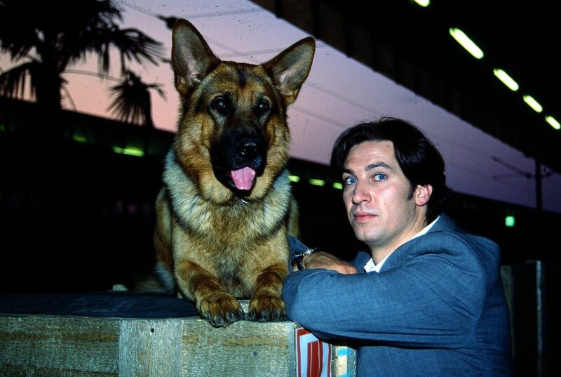 Kommissar Moser (Tobias Moretti) und Rex observieren am Südbahnhof einen mutmaßlichen Mörder … – Bild: SAT.1 /​ Ali Schafler