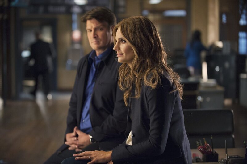 Castle (Nathan Fillion, l.) und Beckett (Stana Katic, r.) arbeiten beruflich zusammen, um einen Mord aufzuklären, doch privat läuft es bei dem Paar überhaupt nicht gut … – Bild: 2015 American Broadcasting Companies, Inc. All rights reserved. /​ Greg Gayne Lizenzbild frei
