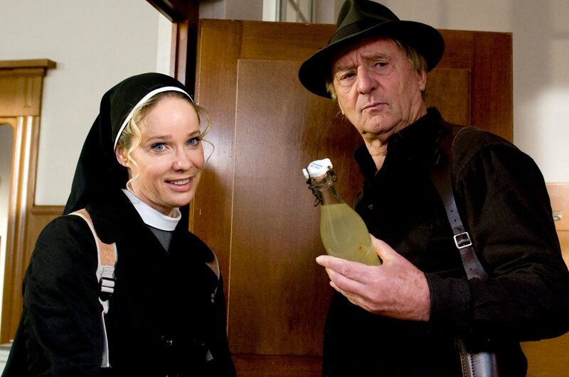L-R: Schwester Camilla (Ann-Kathrin Kramer) ist überzeugt davon, dass jemand die Winzerfamilie sabotiert. Jetzt muss nur Kommissar Baumert (Günter Maria Halmer) auch noch auf sie hören! – Bild: Romance TV (DE) /​ SWR/​Stehanie Schweigert
