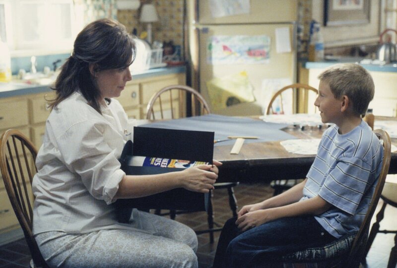 L-R: Lois (Jane Kaczmarek), Dewey (Erik Per Sullivan) – Bild: ViacomCBS