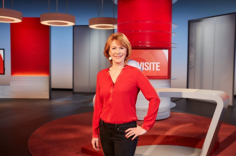 Vera Cordes moderiert das NDR Gesundheitsmagazins „Visite“ seit 1998. – Bild: NDR/​Hendrik Lüders