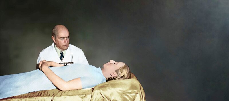 [2:04 PM] Timea Cirok Ein Wissenschaftler steht neben der Leiche einer verstorbenen Frau. – Bild: aebox /​ © THE HISTORY CHANNEL /​ A+E Networks