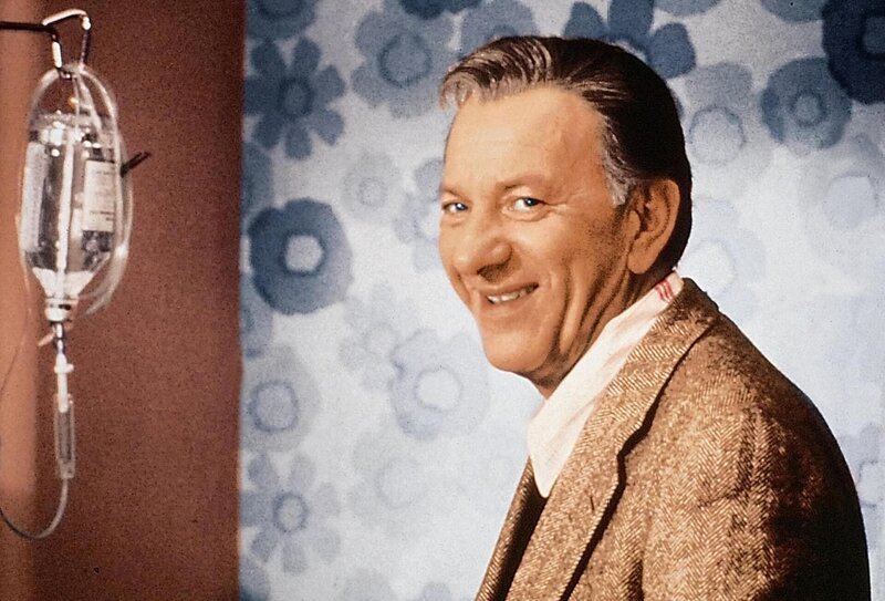 Nach dem Tod eines Unfallopfers versucht Quincy (Jack Klugman, Bild), die veralteten Verordnungen am Valley View Krankenhaus zu reformieren. – Bild: RTLup