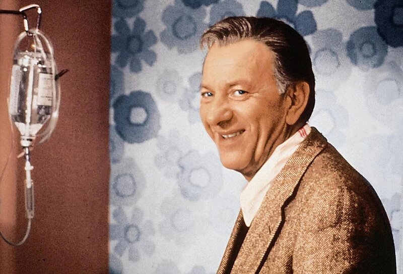 Nach dem Tod eines Unfallopfers versucht Quincy (Jack Klugman, Bild), die veralteten Verordnungen am Valley View Krankenhaus zu reformieren. – Bild: RTLup