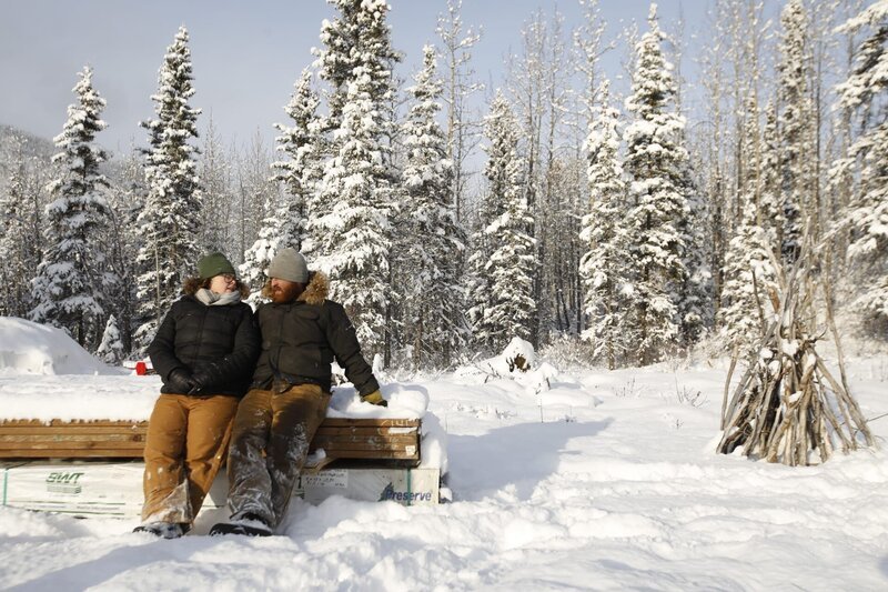 Kaleb und Brittany Rowland genießen die Gesellschaft des jeweils anderen im Schnee (National Geographic/​Crofton Diack) – Bild: National Geographic /​ Crofton Diack /​ National Geographic/​Crofton Diack