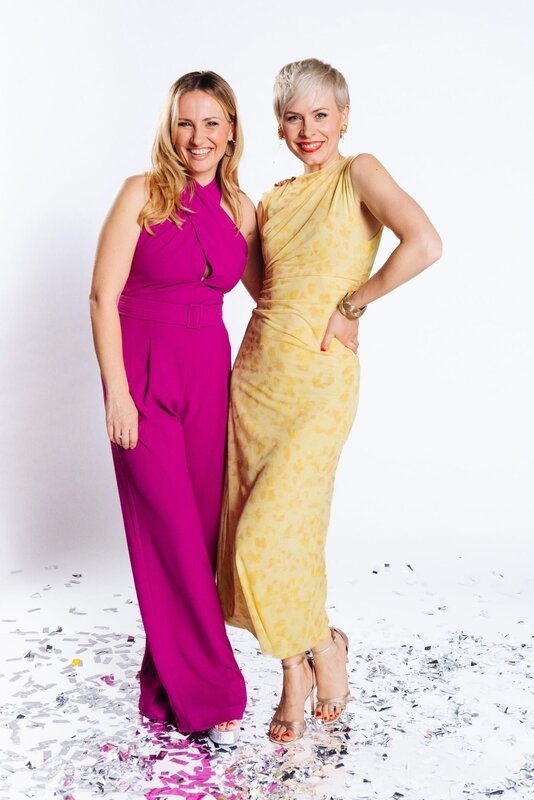 Ania Niedieck (‚Isabelle Reichenbach‘, l.) und Jasmin Minz (Kim Steinkamp) – Bild: RTL /​ Julia Feldhagen
