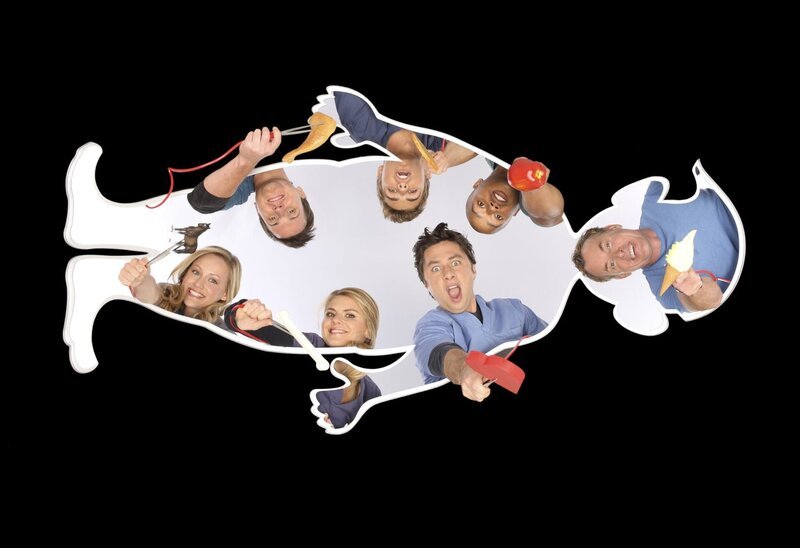 „Scrubs – Med School“, Die Serie dreht sich um Lucy Bennett, eine junge Medizinstudentin an der Winston University. Im Mittelpunkt stehen die üblichen Schwierigkeiten, mit denen Medizinstudenten konfrontiert werden, vor allem das Verhältnis zu dem Lehrpersonal – J.D. gemeinsam mit Turk und Dr. Cox, der in alter Manier jedem, der ihm über den Weg läuft, das Leben schwer macht. Neben Lucy sind es vor allem der narzisstische Aufreißer Cole Aaronson und Drew Suffin, welcher bereits einmal eine Arztausbildung begann.Im Bild (v.li.): oben: Michael Mosley (Drew Suffin), Dave Franco (Cole Aaronson), Donald Faison (Chris Turk); unten: Kerry Bishé (Lucy Bennett), Eliza Coupe (Dr. Denise Mahoney), Zach Braff (John ‚J.D.‘ Dorian), John C. McGinley (Dr. Perry Cox). – Bild: ORF