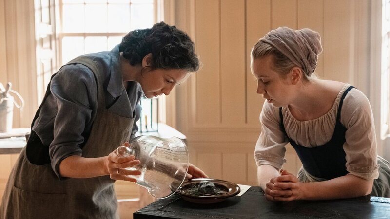 Suche nach dem Penicillin-Schimmel: Caitriona Balfe als Claire Randall, Lauren Lyle als Marsali – Bild: SRF/​2020 Sony Pictures Television Inc. /​ Mark Mainz/​Starz/​Sony Pictures Television