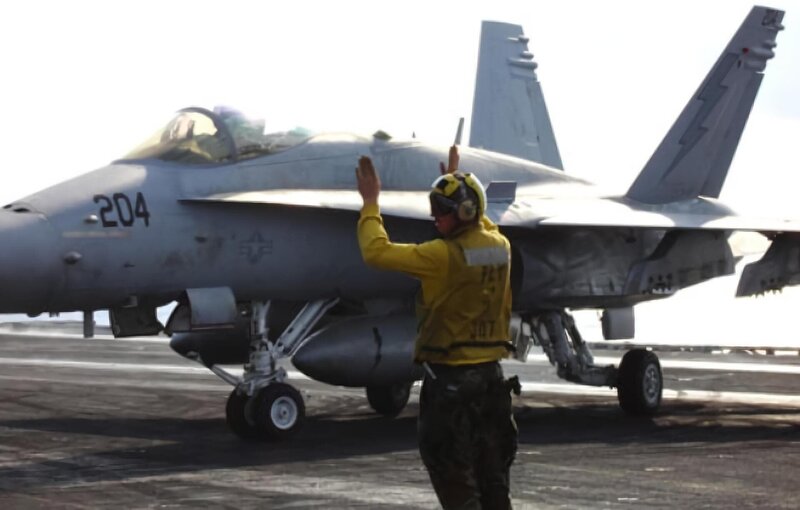 The USS Forrestal has been deployed to the Gulf of Tonkin in 1967 for the Vietnam War. During a routine launch a rocket accidentally fires across the deck and hits a fuel tank. An explosive chain reaction follows, engulfing the ship in fire. – Bild: National Geographic Society