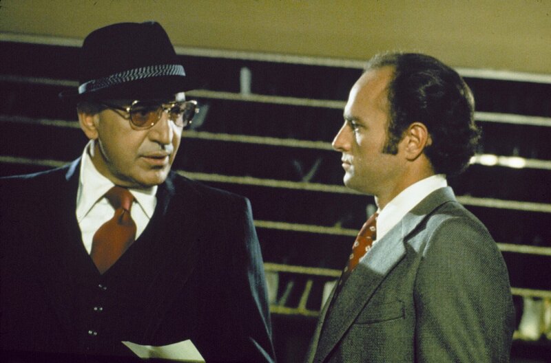 Jagen die bösen Buben von New York: Lt. Theodoros Kojak (Telly Savalas, l.) und Chief Detective Frank McNeil (Dan Frazer, r.) … – Bild: Universal Television Distribution