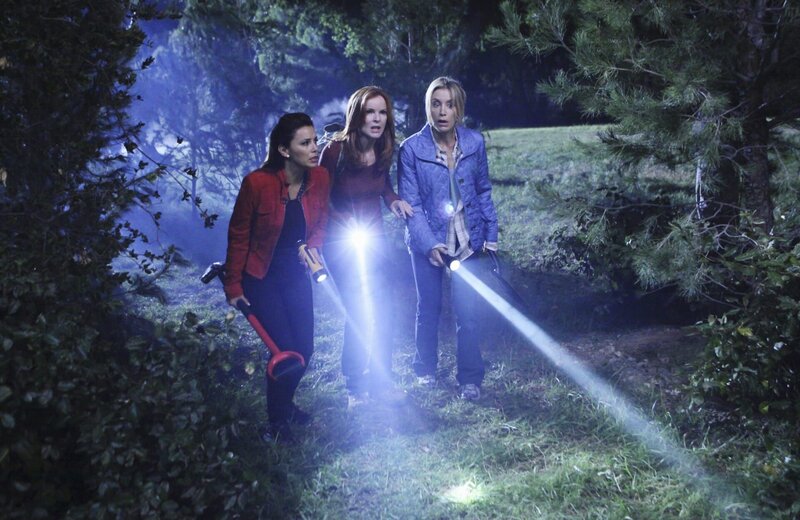 Damit ihre Tat nicht auffliegt, müssen Gabrielle (Eva Longoria, l.), Bree (Marcia Cross, M.) und Lynette (Felicity Huffman, r.) noch einmal los in den Wald … – Bild: sixx