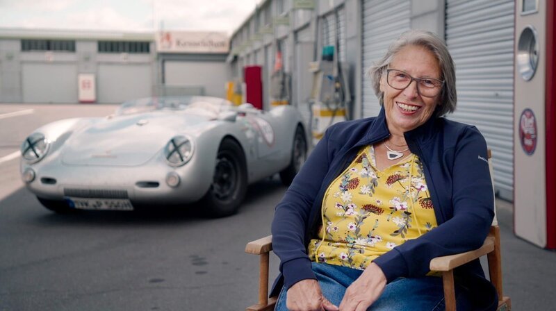 Die ehemalige Rennfahrerin Hannelore Werner erinnert sich im Film an ihre Zeit in der Formel V, Formel 3 und Formel 2. – Bild: WDR/​BROADVIEW TV/​Jörg Adams