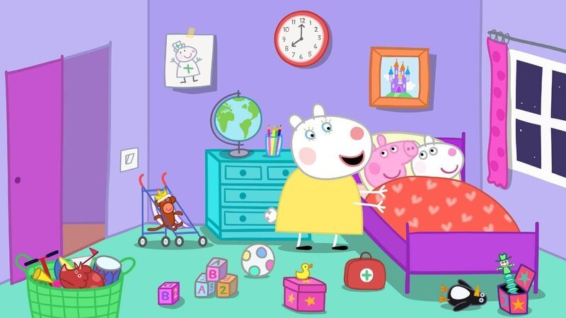 Während Mama Wutz und Frau Locke (li.) ausgehen, freuen sich Peppa (mi.) und Luzie (re.) über ihre Übernachtungsparty und grübeln aufgeregt darüber, was sie wohl machen werden wenn sie erwachsen sind. Welche Autos sie fahren werden, wie viele verschiedene Jobs sie haben und ob sie eigene Familien gründen werden. – Bild: SUPER RTL