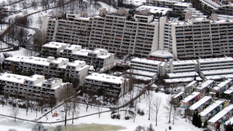 Connollystrasse in the Olympic Village, Munich, where the hostage seige began. – Bild: James Buchanan/​ DARLOW SMITHSON
