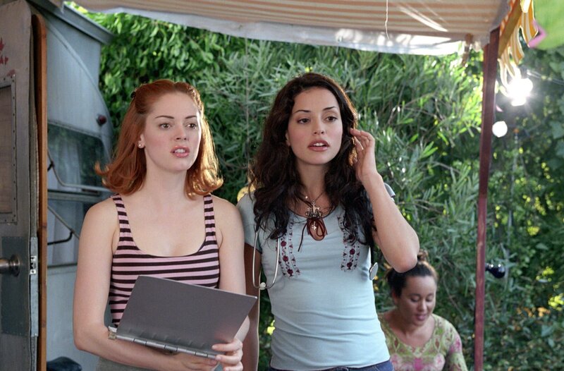 Wird Paige (Rose McGowan, l.) Lydias Nichte Eva (Emmanuelle Vaugier, r.), eine junge Ärztin und ebenfalls eine Shuvani, überzeugen können, Orin zu vernichten? – Bild: Paramount International Television