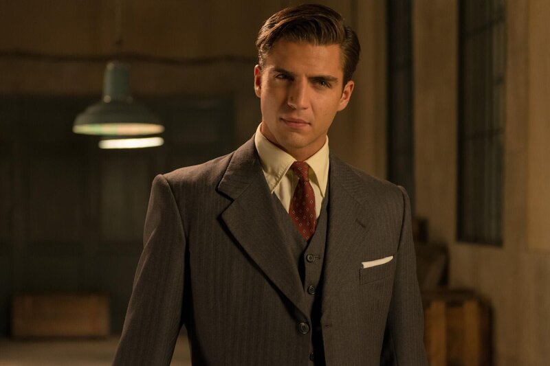 Nachdem seine Liebschaft mit Doña Blanca aufgeflogen ist, muss Max (Maxi Iglesias) die Galerías verlassen. – Bild: Manuel Fernández-Valdés/​BetaFilm