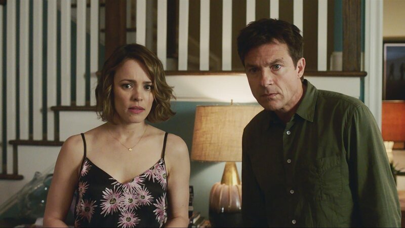 L-R: Annie (Rachel McAdams) und Max (Jason Bateman) – Bild: PLURIMEDIA (Warner Bros) L-R: Annie (Rachel McAdams) und Max (Jason Bateman) – Bild: PLURIMEDIA (Warner Bros)