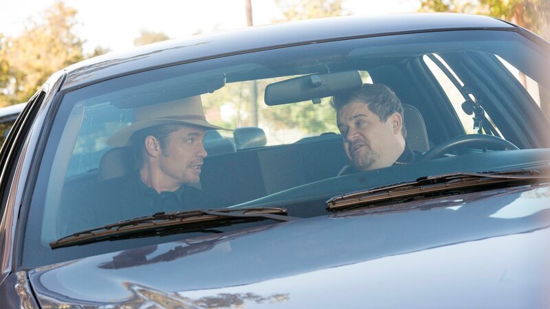 Raylan Givens (Timothy Olyphant, l.) und Bob Sweeney (Patton Oswalt, r.) – Bild: AXN Black