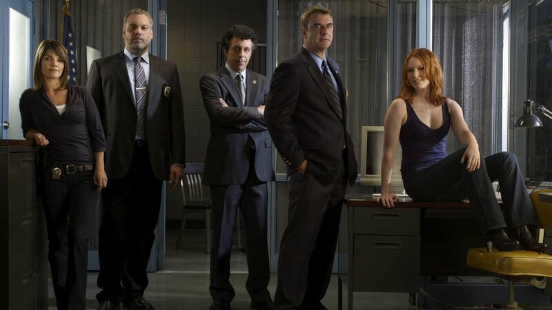 L-R: Alexandra Eames (Kathryn Erbe), Robert Goren (Vincent D’Onofrio), Captain Danny Ross (Eric Bogosian), Detective Mike Logan (Chris Noth) und Detective Nola Falacci (Alicia Witt). – Bild: RTL /​ NBC Universal