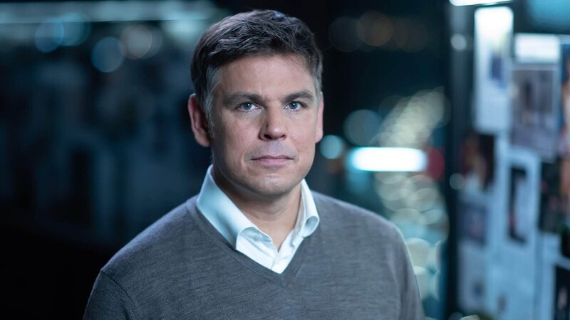 Moderator Dr. Claas T. Buschmann von der Charité in Berlin, Oberarzt Rechtsmedizin – Bild: TVNOW /​ Spiegel TV