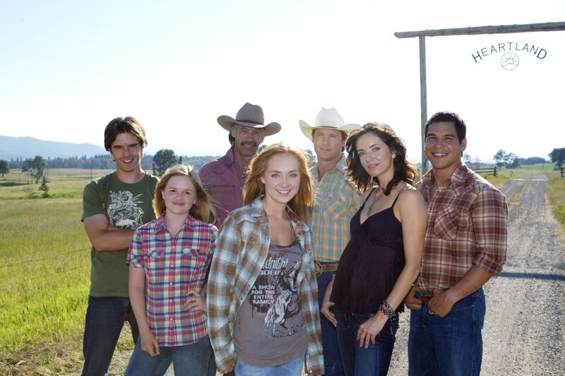 Im Bild (v.li.): Graham Wardle (Ty Borden), Jessica Amlee (Mallory Wells), Shaun Johnston (Jack Bartlett), Amber Marshall (Amy Fleming), Chris Potter (Tim Fleming), Michelle Morgan (Lou Fleming), Nathaniel Arcand (Scott Cardinal). – Bild: RTL Passion