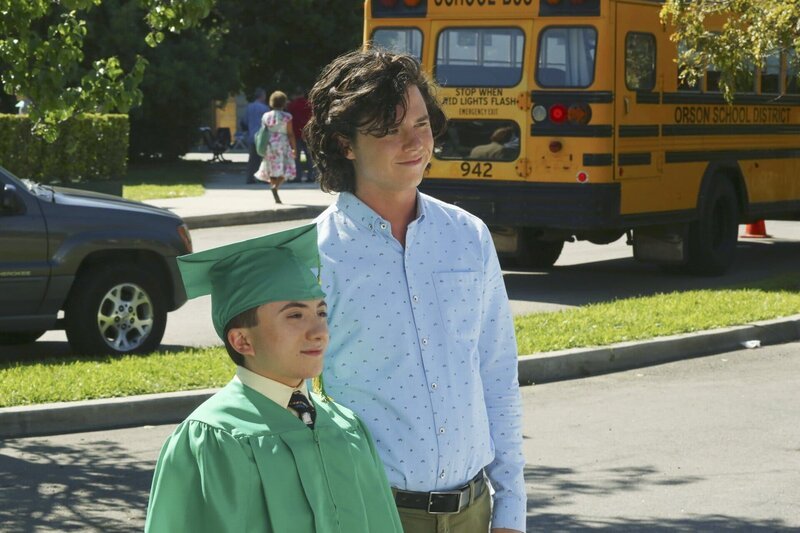 Brick (Atticus Shaffer, l.); Axl (Charlie McDermott, r.) – Bild: Warner Brothers