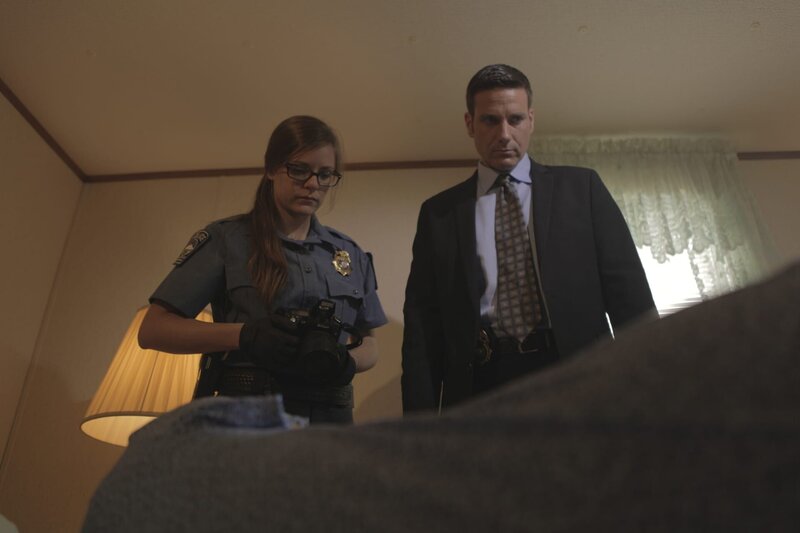 Die junge Pilotin Ruth wird ermordet in ihrem Bett aufgefunden. Für Lt. Joe Kenda (Carl Marino, r.) und seine Kollegen beginnen komplizierte Ermittlungen … – Bild: Licensed by Rive Gauche Intern. Television