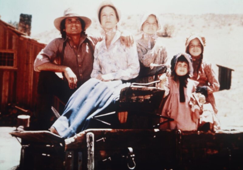 (v.l.n.r.) Charles (Michael Landon) und Caroline Ingalls (Karen Grassle) lieben das Leben mit ihren Kindern Mary (Melissa Sue Anderson), Carrie (Lindsay Sidney Greenbush) und Laura (Melissa Gilbert). – Bild: Worldvision